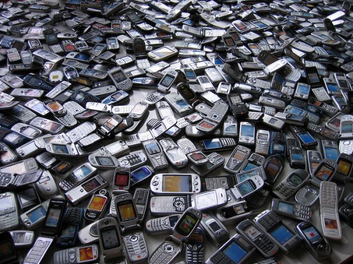 东京奥运会回收旧手机做奖牌 a sea of mobile phones