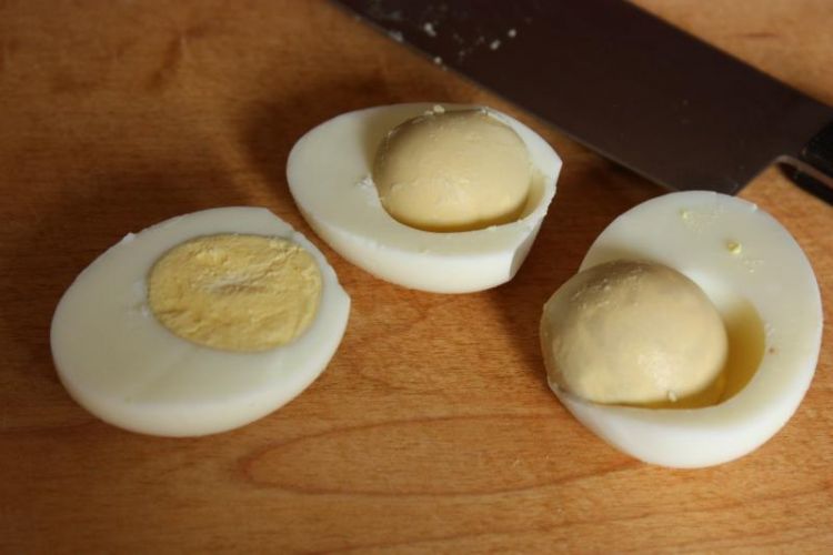 中国科学家:一天一个蛋 医生不用看 eggs and a knife on a chopping board