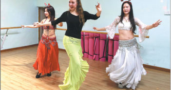 俄罗斯女孩儿既是编辑又是肚皮舞老师 three girls dancing