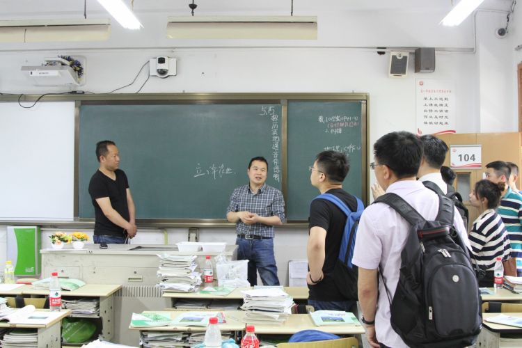 学校安装人脸识别摄像头加强课堂管理 classroom with facial recognition technology in china