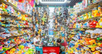 世界最大小商品市场之父 commodity shop in yiwu