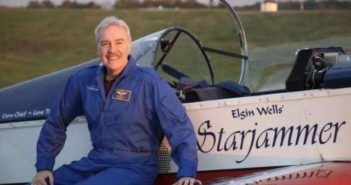 中国航展飞机发生意外,一名美国飞行员死亡 stunt pilot eglin wells sitting on wing of plane