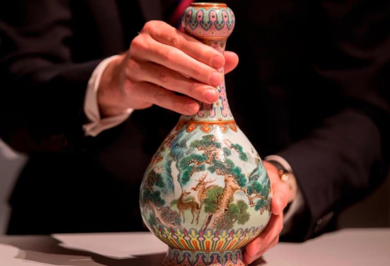 鞋盒里的一只中国古董花瓶拍卖了1620万欧元 auctioneer holding a qing dynasty vase