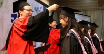 中国准备迎接820万毕业生 students graduation in china