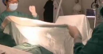 中国驻摩洛哥产科医生:14个月接生1000多个宝宝 an operation