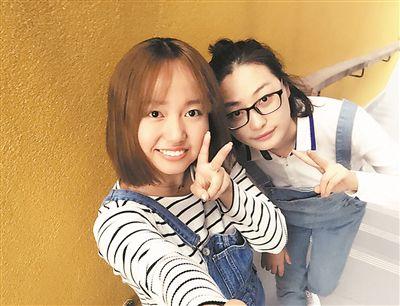大学毕业给大学捐了一百万元 two girls posing for a picture