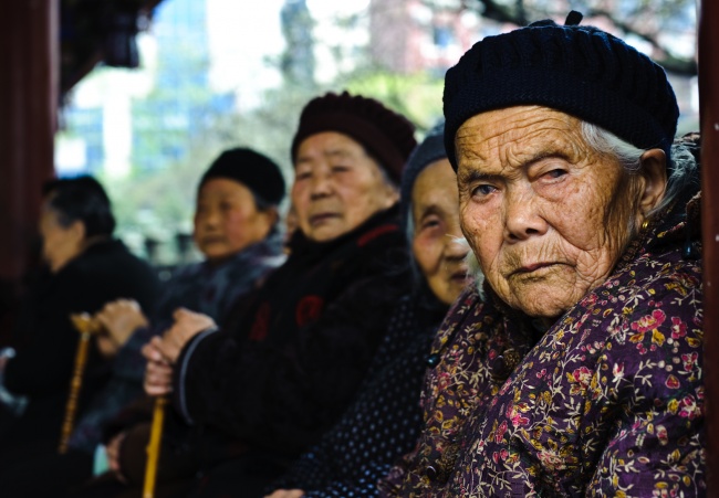 中国人预期寿命提高至76.7岁 elderly women in china