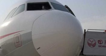 飞机飞行中玻璃碎裂 川航机长实现成功迫降 front view of sichuan airlines plane with front windshield missing