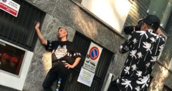 米兰时装周的61岁徐州老人 elderly man posing for picture against a wall