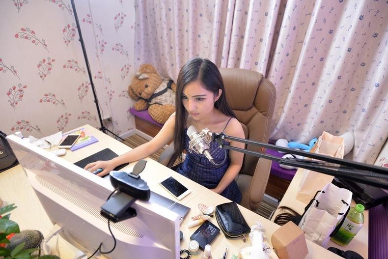 网红背后的调音师 top view of girl preparing to do internet live broadcast in china