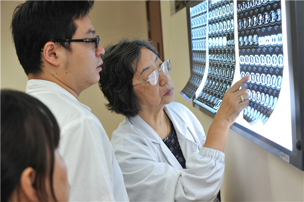 兢兢业业60年,廖美琳获上海白玉兰医学巾帼成就奖 doctor's checking x-rays in china