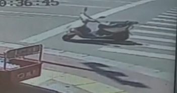 中国街头惊现“闹鬼”电动车,吓呆路人 image from video of scooter driving itself in china