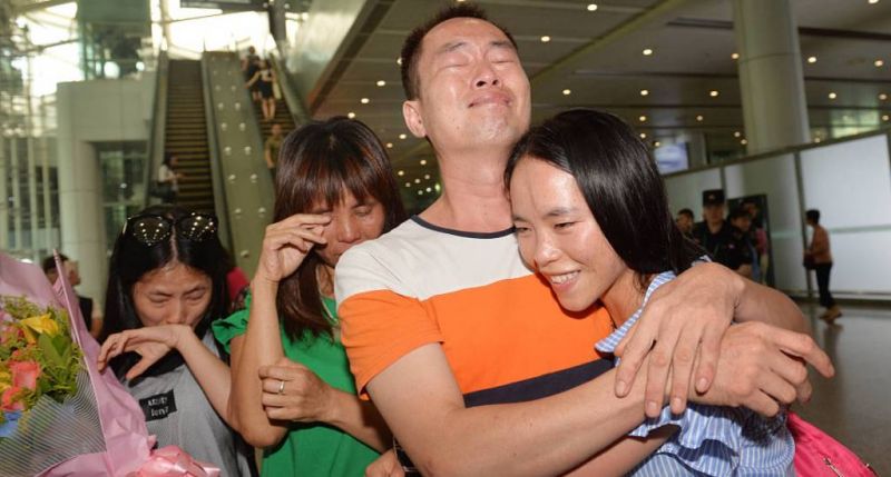 被美国夫妻收养的女孩儿13年后和父母相见 girl being reunited with her family in china