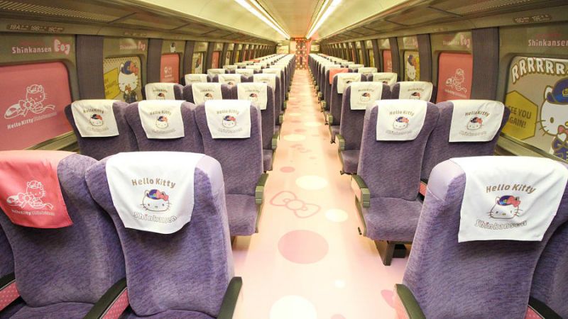 日本的Hello Kitty列车 seats in carriage of hello kitty railway train in japan