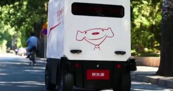 京东在北京使用机器人送快递 jd.com robot delivery vehicle in beijing