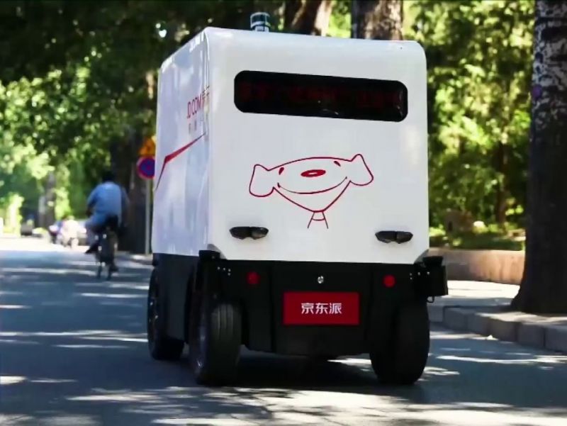 京东在北京使用机器人送快递 jd.com robot delivery vehicle in beijing