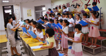 杭州妈妈给女儿报了11个暑假培训班 children attending class in china