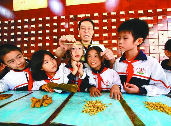 小学生来到中医院学习 doctor showing students ingredients for traditional chinese medicine
