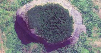 科学家探索神秘火山热带雨林 arial view of rainforest on top of mount lico