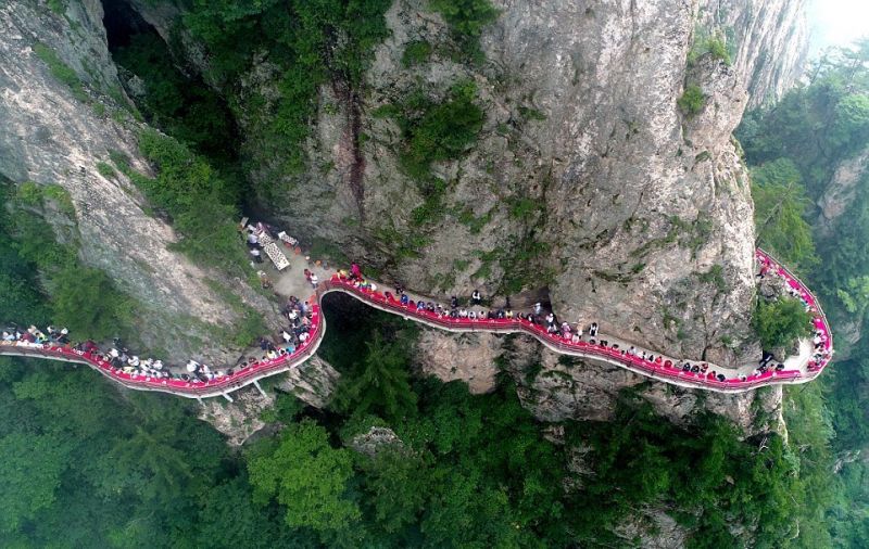 游客在河南7200英尺悬崖边享自助美食 arial view of buffet on cliff in china