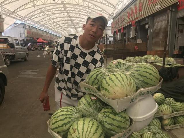 浙江18岁男孩卖西瓜赚学费 man selling watermelons in china