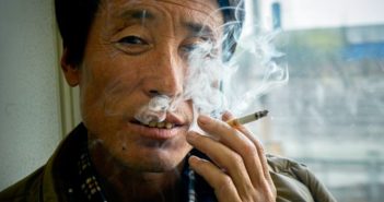 中国法院:长途慢车应全面禁烟 man smoking