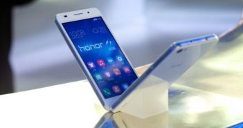 华为智能手机第二季度销量超过苹果 huawei smartphone on display at store