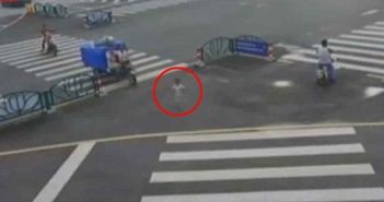 只顾着玩手机,爸爸看朋友圈才发现孩子丢了 child circled in red wandering the street in china