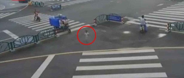 只顾着玩手机,爸爸看朋友圈才发现孩子丢了 child circled in red wandering the street in china