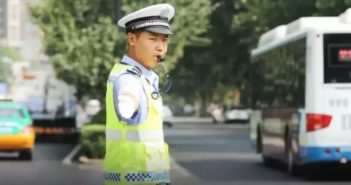 西安一交警因会多国语言而走红 traffic police officer on duty in china