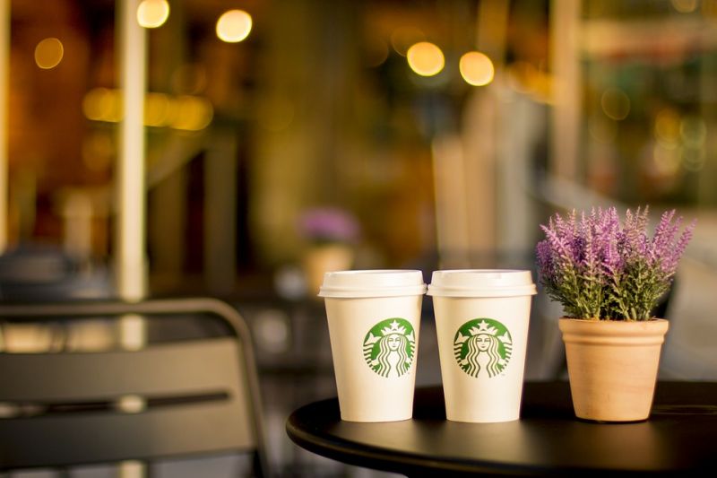 星巴克与支付宝合作 在中国开展外卖服务 two cups of starbucks coffee on a table