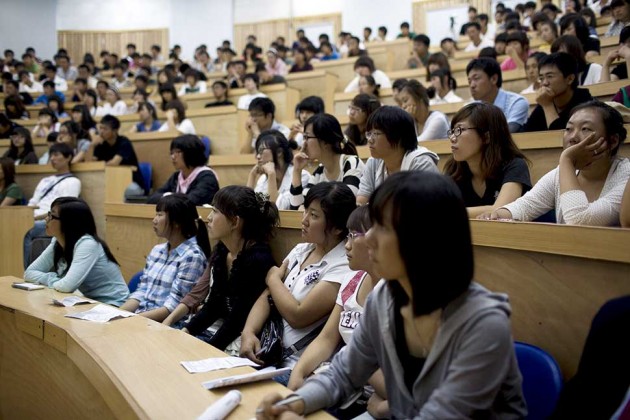 大学开“恋爱心理学”选修课引发关注 university students in a lecture in china