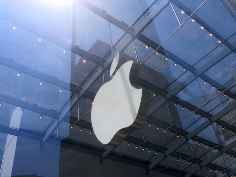 苹果在中国下架2.5万个赌博应用程序 apple logo suspended in air at store
