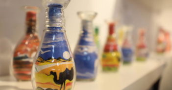 孟加拉小哥在西安做沙瓶画 sand bottle art on shelf