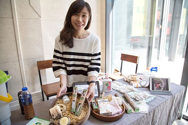 北京女孩亲身实践“零垃圾”生活 woman posing for picture with food