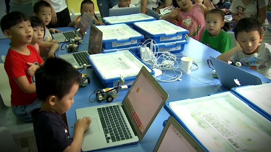 编程课程受中国家长追捧 children attending computer coding class in china
