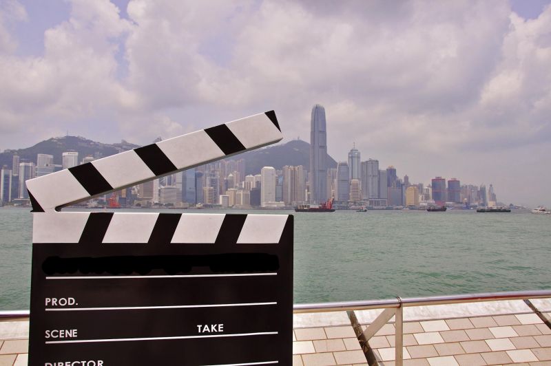 中国影视圈“天价”片酬将不复存在 movie set board in front of city skyline in china
