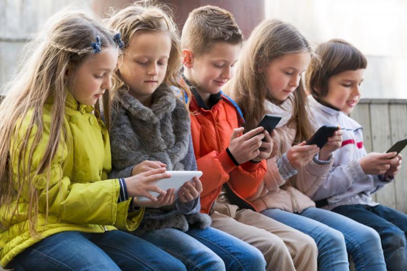 英国五分之一年轻人每天玩手机7.5小时 children on their phones