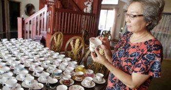 加拿大中国女子收藏大量英国茶具 woman showing teaware collection on dining room table