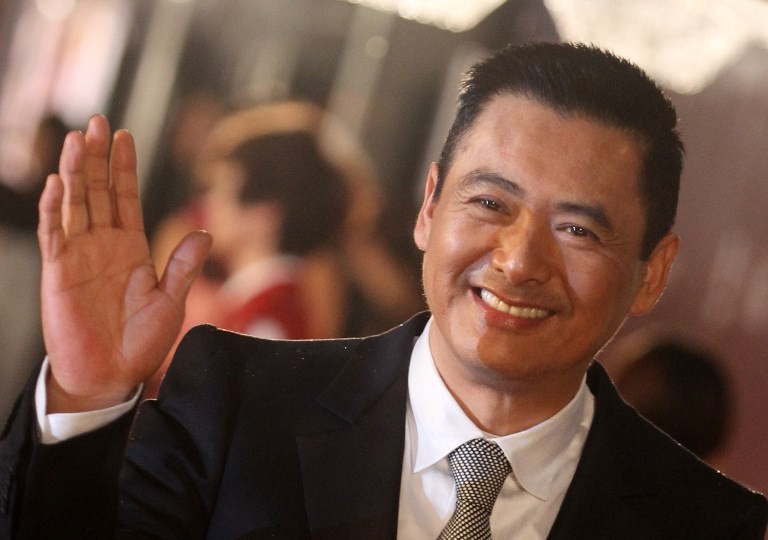 周润发计划捐出全部身家56亿港币 Chow Yun-fat waving