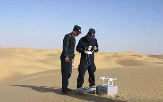 无人机带迷路的男子走出沙漠 police preparing drone in desert in xinjiang