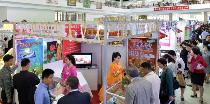 朝鲜首个外贸网站上线 shopping stalls at event in north korea