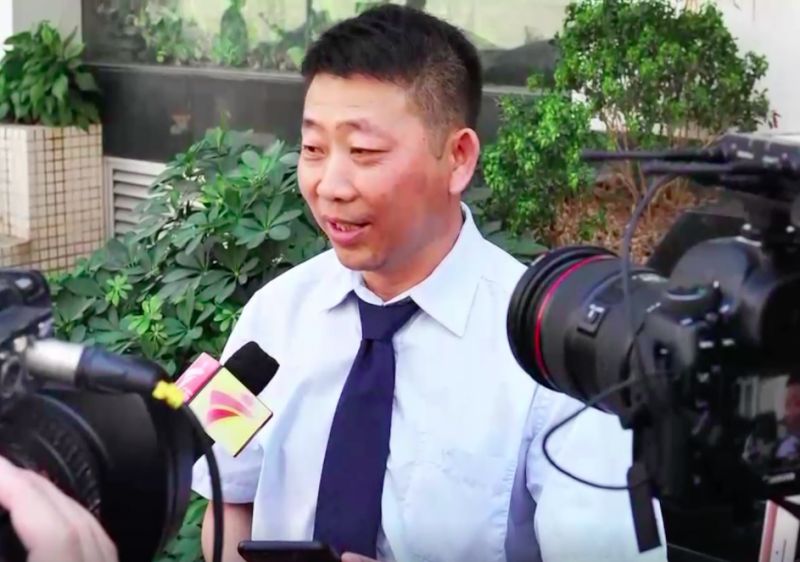 出租车司机还三万元给乘客 man giving interview in china