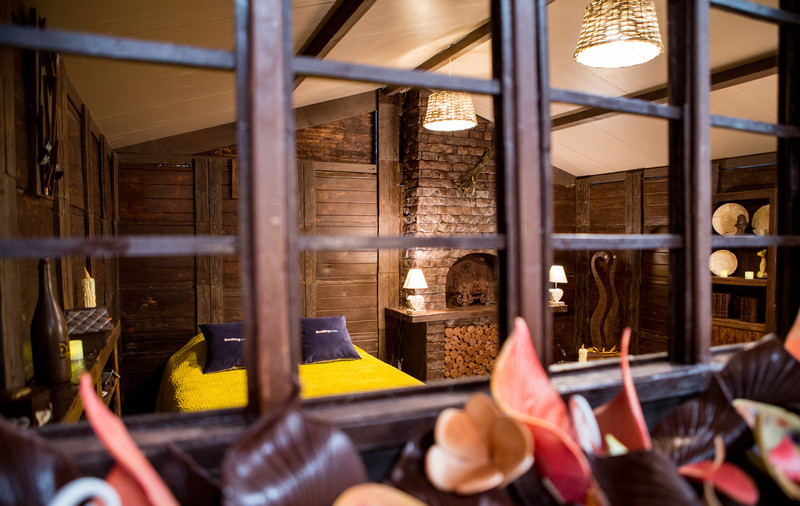 巧克力做的旅馆 view through window of hotel made from chocolate in paris