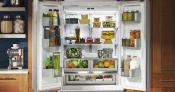 小偷偷东西吃留字条道歉 open fridge door in kitchen