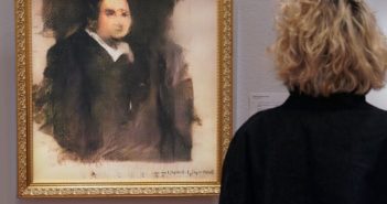 AI画作拍出40万美元高价 woman looking at painting on wall