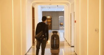 阿里无人酒店开业 robot leading customer at ai management hotel in hangzhou