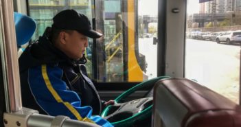 公交车司机停车救受伤小狗 side view of bus driver at work in china