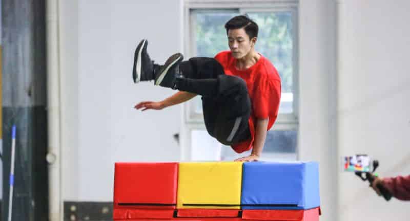 中国一个男子跑酷四年长了七厘米 man practicing parkour in china