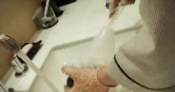 中国政府要求坚决整治五星级酒店卫生问题 image from video of hotel staff using toilet brush to clean glass in china